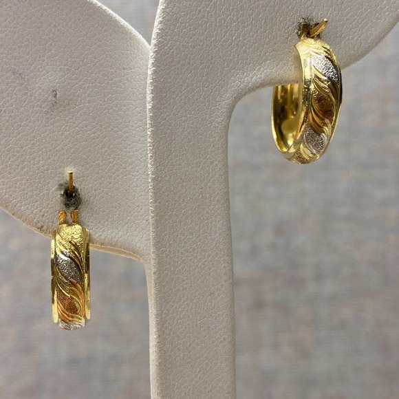 Classic 14k Yellow Gold Diamond Cut Textured Design Small Huggie Hoop Earrings - Picture 5 of 8